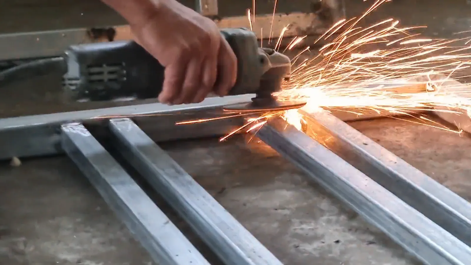 Taller fabricando puertas de herrería en Guadalajara