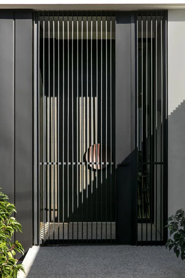 Acceso negro de barrotes verticales, ejemplo de puertas de herrería elegantes