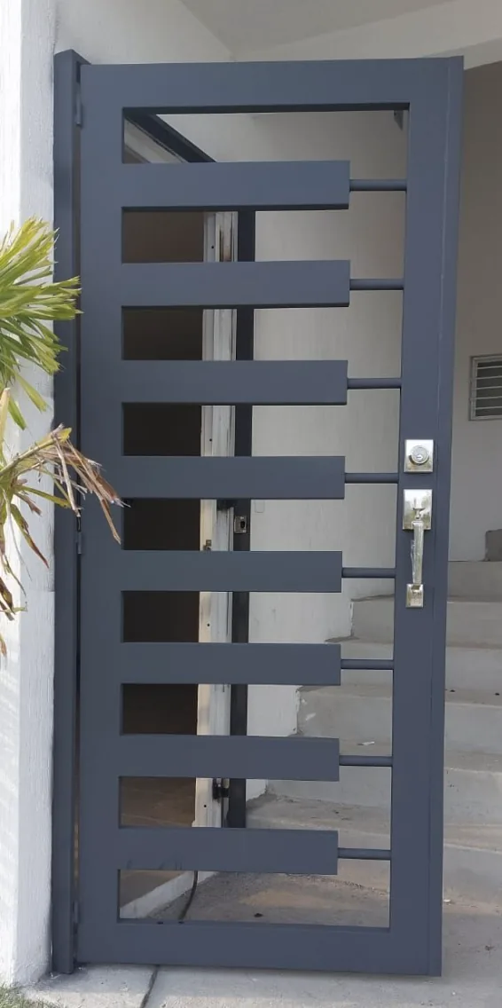 Puerta gris con barras horizontales y chapa, uno de nuestros modelos de puertas